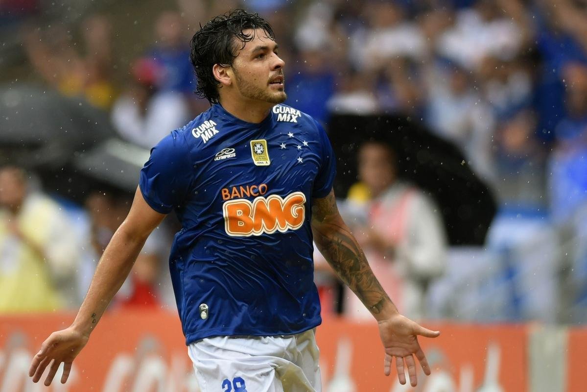 Nesse ano, do tetracampeonato brasileiro, uma camisa mais simples foi usada, toda azul e com gola lisa em V. O padrão foi seguido pelo uniforme reserva. O patch de campeão brasileiro, referente a 2013, retornou ao uniforme.