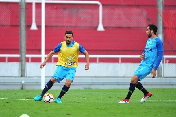 Fotos do treino do Cruzeiro no estdio Libertadores de Amrica, casa do Independiente, em Avellaneda. Time celeste fechou preparao para o jogo contra o Racing, s 21h30 desta tera-feira, no El Cilindro, pela primeira rodada do Grupo 5 da Copa Libertadores (Ramon Lisboa/EM D.A Press)