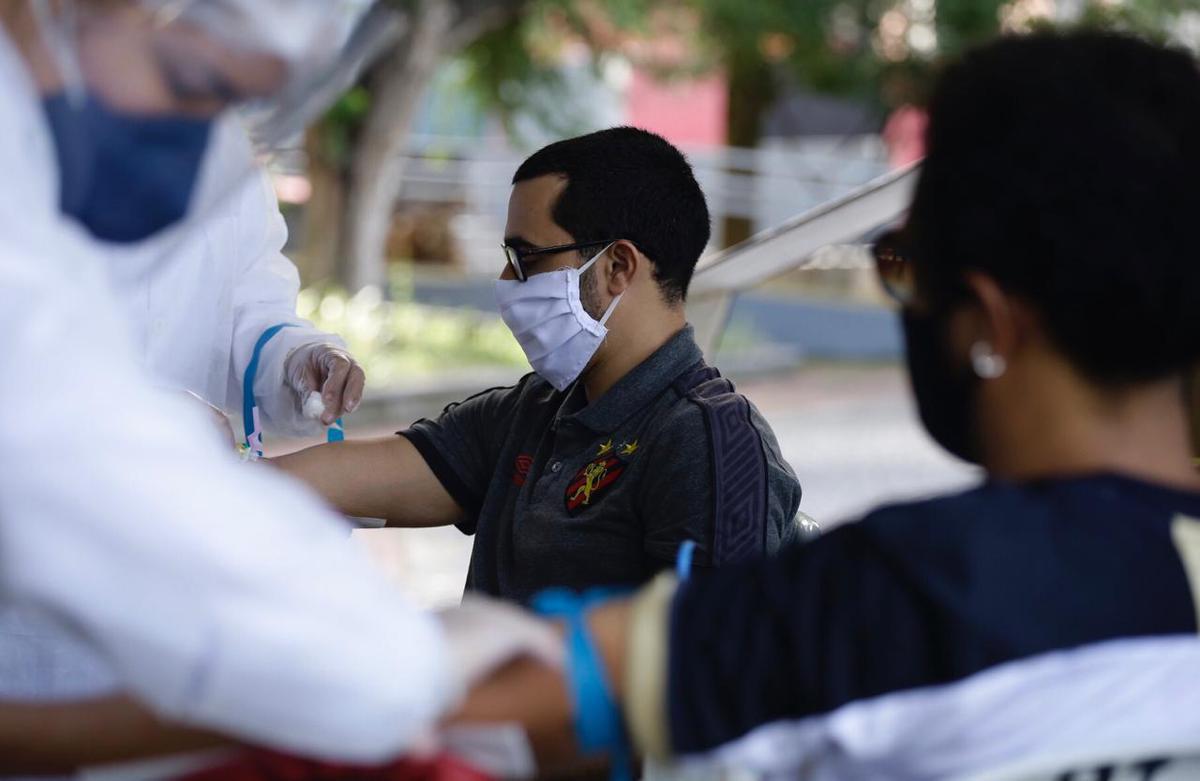 Iniciando o processo de retorno às atividades, o Sport realiza na manhã desta quinta-feira, na Ilha do Retiro. a testagem em todo o corpo de profissionais que terão acesso ao CT. Serão 93 exames da Covid-19 para jogadores, comissão técnica, funcionários e staff.