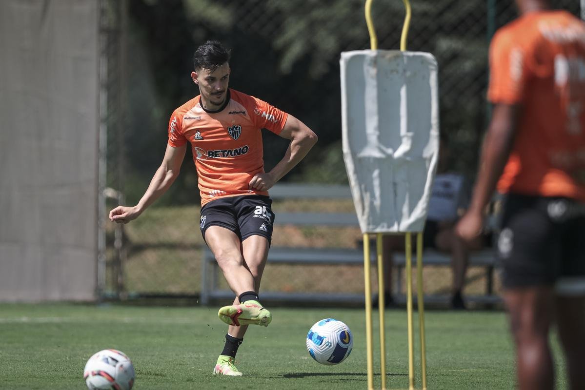 Fotos do primeiro treino de Junior Alonso no retorno ao Atltico