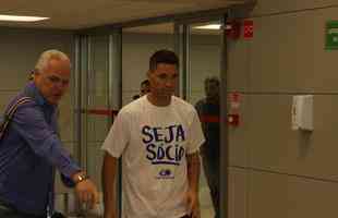 Thiago Neves desembarcou na manh desta segunda-feira no Aeroporto de Confins