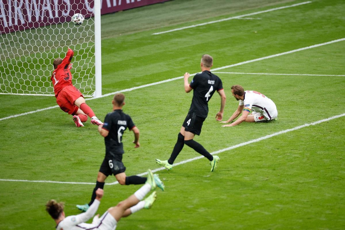 Fotos do gol de Harry Kane, da Inglaterra, sobre a Alemanha, em Wembley. Ingleses venceram por 2 a 0 e avanaram s quartas de final da Eurocopa