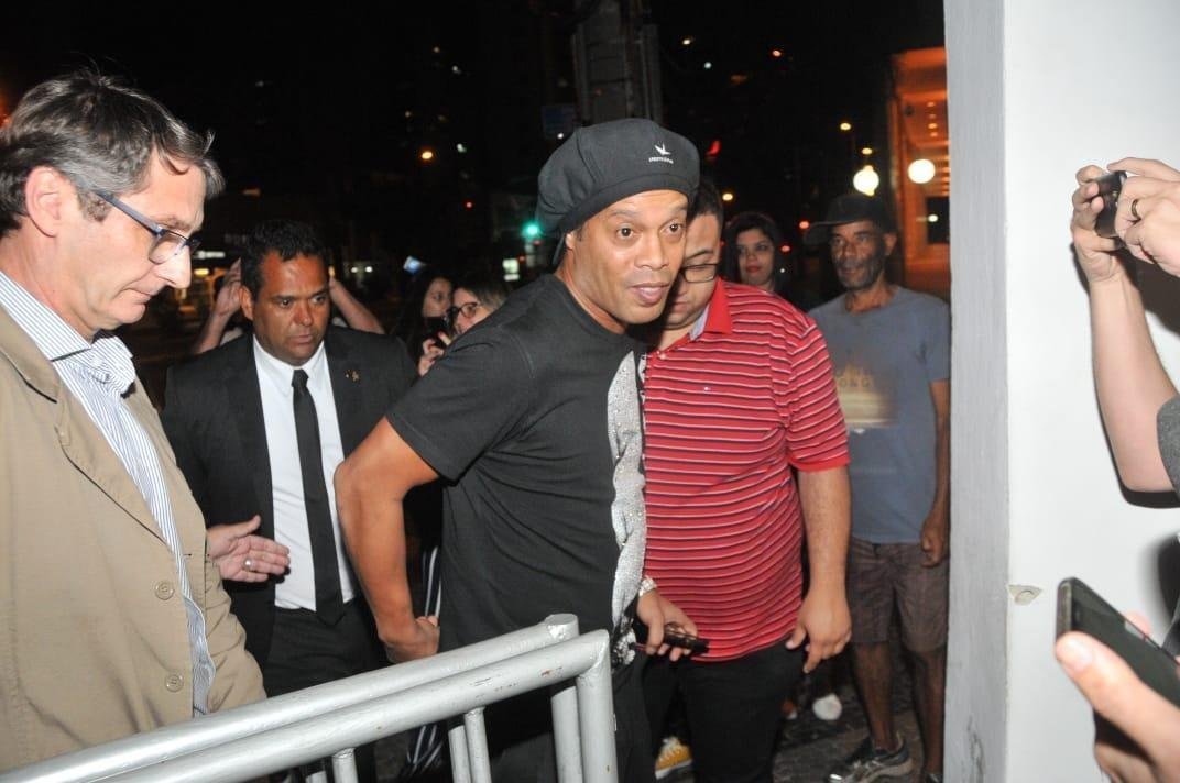 Ronaldinho chegou com duas horas de atraso  sede, onde recebeu homenagem do Atltico