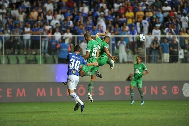 Com gols de Thiago Neves, Arrascaeta e Ded, Cruzeiro goleou a Chapecoense por 3 a 0