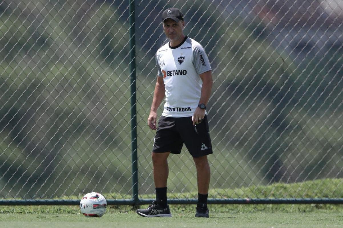 Com seriedade, mas tambm descontrao, o Atltico treinou sob sol forte na manh desta sexta-feira (21), na Cidade do Galo, em Vespasiano. Este foi o quinto dia de pr-temporada para o clube mineiro em 2022, sob o comando do tcnico argentino Antonio 'El Turco' Mohamed. Novas baixas, o volante Allan e o atacante Keno testaram positivo para COVID-19 e no participaram das atividades (ambos cumprem perodo de sete dias de isolamento social).