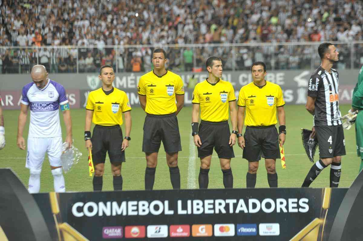 Lances do primeiro tempo do duelo entre Atltico e Defensor, pela terceira fase da Copa Libertadores