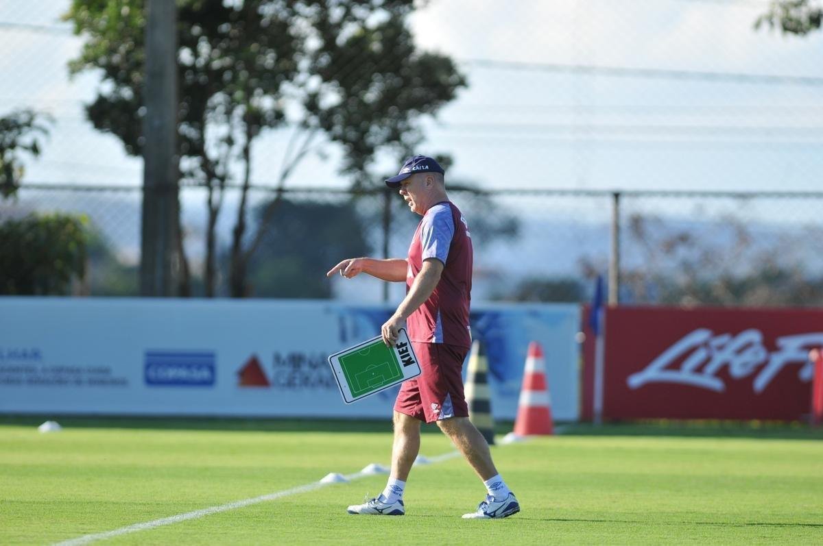 Mano Menezes conta com todo elenco do Cruzeiro para enfrentar La U, quinta, no Mineiro, pela Copa Libertadores. Exceo  atacante Fred, que se recupera de cirurgia no joelho direito