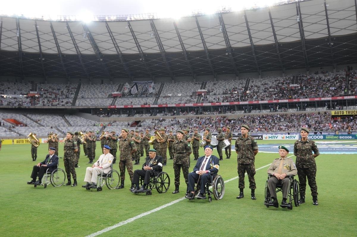 Ex-combatentes do Exrcito foram homenageados antes da partida no Mineiro