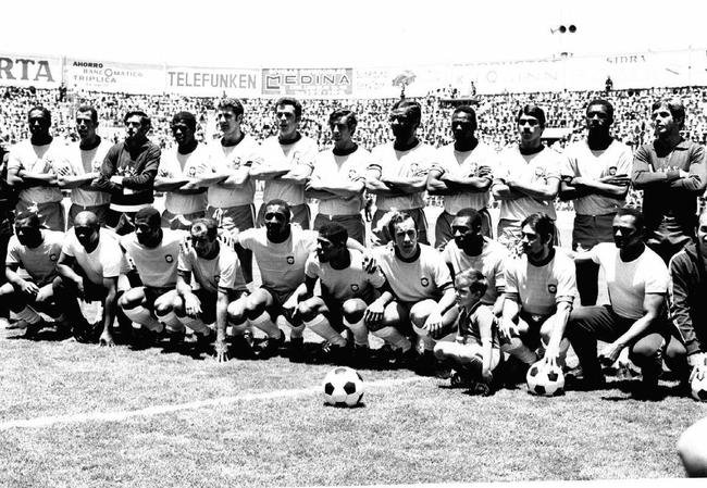 Jogadores da Seleção Brasileira de 1970 posam para fotografia oficial. De pé, da esquerda para direita: Joel, Carlos Alberto Torres, Felix, Zé Maria, Baldocchi, Fontana, Piazza, Brito, Everaldo, Clodoaldo, Marco Antonio e Ado; Agachados: Edu, Mario Américo (massagista), Jairzinho, Gerson, Paulo Cesar, Dario, Tostão, Pelé, Rivelino e Nocaute Jack (massagista).