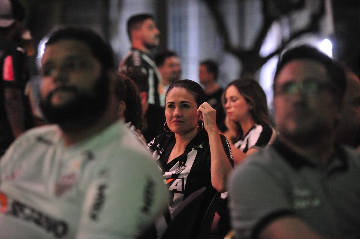 Atleticanos acompanharam Flamengo 2x1 Cear nos bares de Belo Horizonte, na expectativa de comemorar o ttulo antecipado do Campeonato Brasileiro. No entanto, o rival carioca venceu o time nordestino e adiou a festa atleticana.
