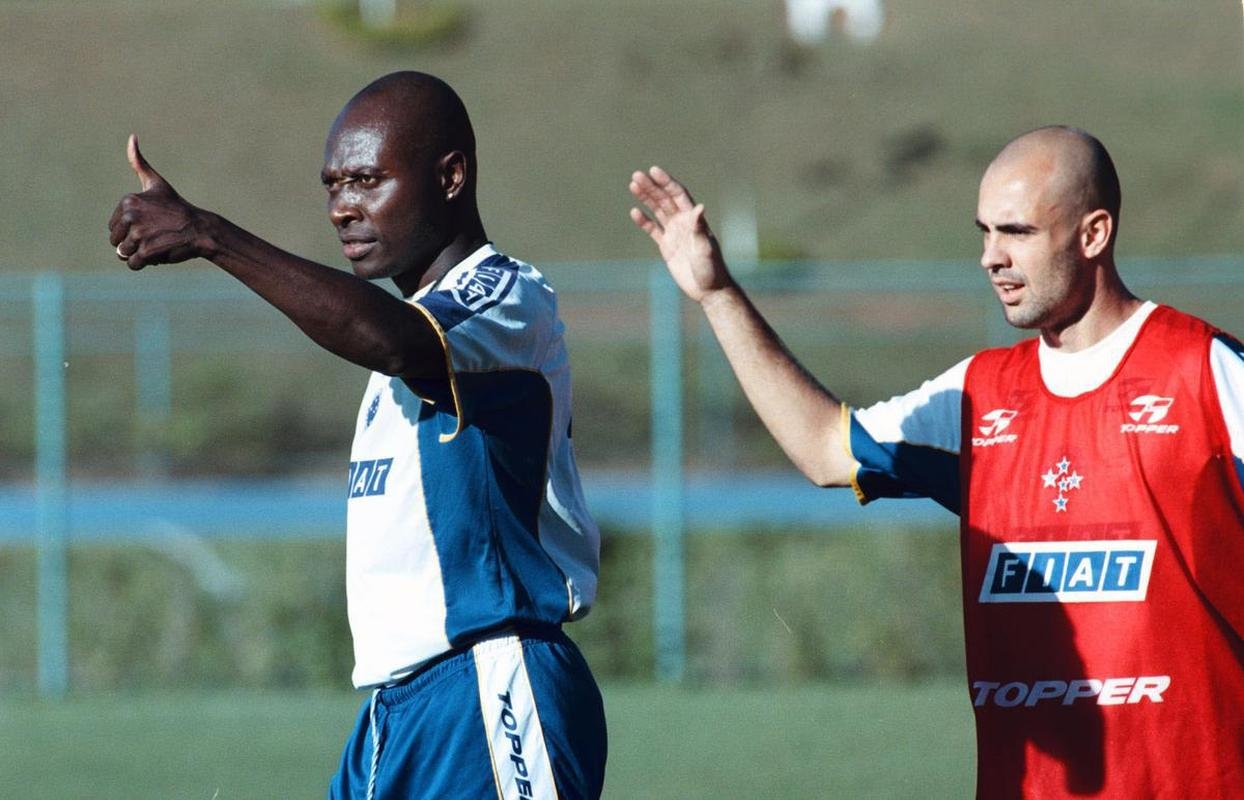 Fotos da passagem do jogador Rincn pelo Cruzeiro, em 2001.  Ele faleceu aos 55 anos nesta quarta-feira (13/4/2022), aps sofrer acidente automobilstico em Cali, na Colmbia, no dia 11.