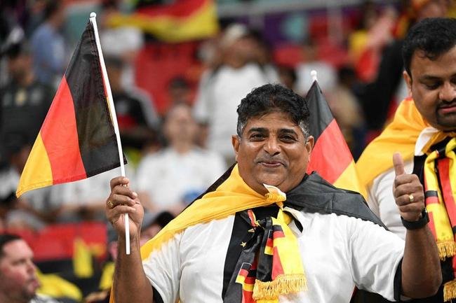 Fotos das torcidas de Espanha e Alemanha, no jogo deste domingo, no Estdio Al Bayt, em Al Khor, pelo Grupo E da Copa do Mundo