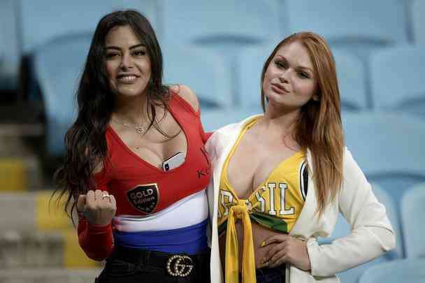 Torcedores de Brasil e Paraguai na Arena do Grmio, em Porto Alegre, durante duelo pelas quartas de final