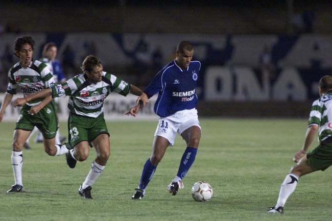 Astro internacional, Rivaldo teve passagem-relmpago pelo Cruzeiro em 2004. O craque chegou ao clube por indicao do Vanderlei Luxemburgo e acabou pedindo resciso do vnculo quando o tcnico deixou o clube devido a um desentendimento com os irmos Alvimar de Oliveira Costa e Zez Perrella, presidente e vice de futebol. Foram 11 jogos e dois gols marcados. Rivaldo no vestiu a 10, mas  um 'tpico 10' da histria celeste.