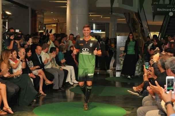 Amrica apresentou coleo de uniformes 2016, desenhados pelo estilista Ronaldo Fraga e produzidos pela Lupo