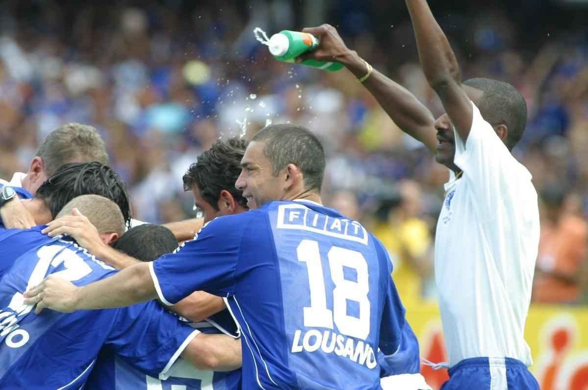 Em 30 de novembro de 2003, Cruzeiro derrotou o Paysandu por 2 a 1, no Mineiro, pela 44 rodada, e confirmou o ttulo brasileiro de forma antecipada. Zinho, no primeiro tempo, e Mota, no segundo, marcaram os gols celestes. Aldrovani descontou para o Papo. Depois do apito final, uma grande festa tomou conta do gramado e das arquibancadas. 