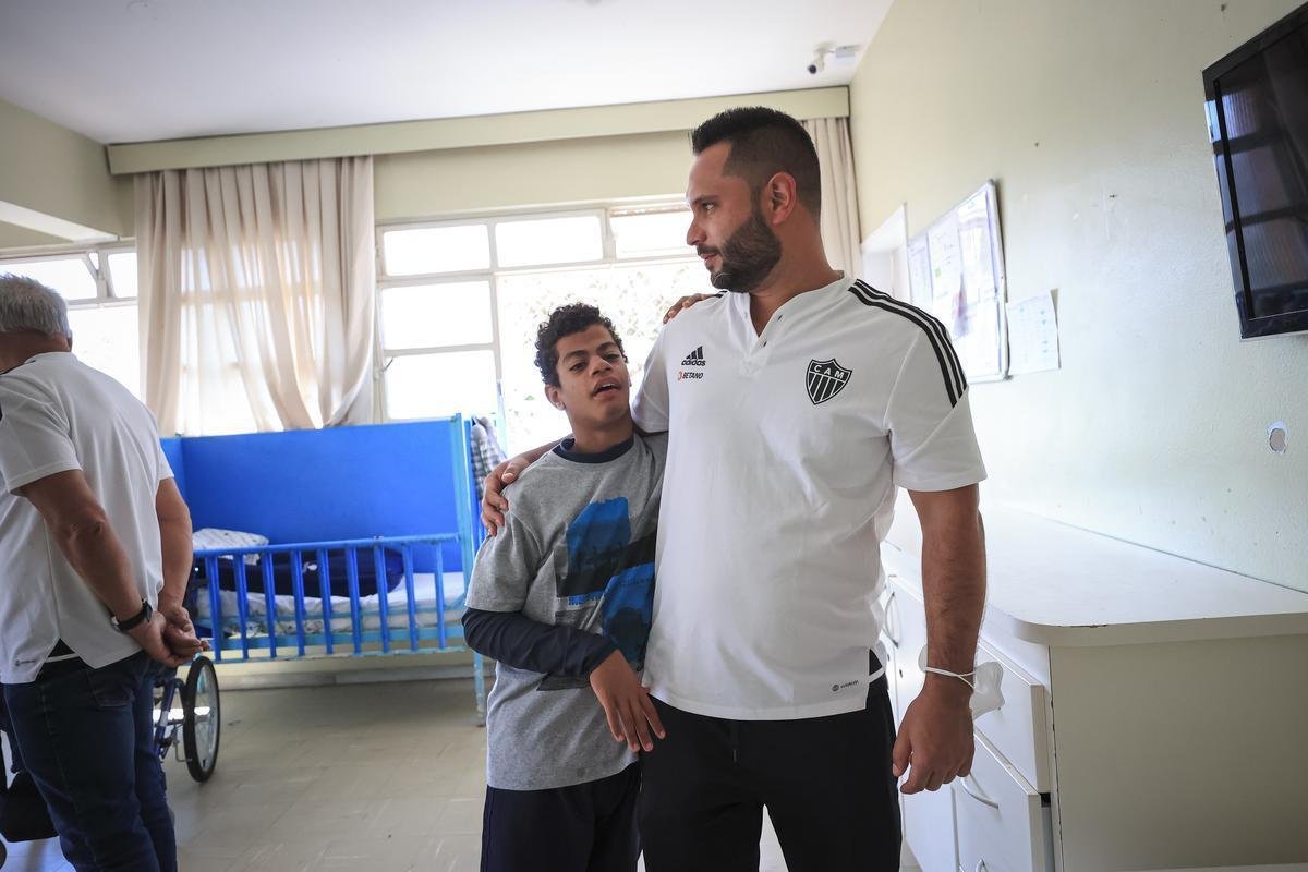 Jogadores do Atltico visitam Ncleo Assistencial Caminhos para Jesus