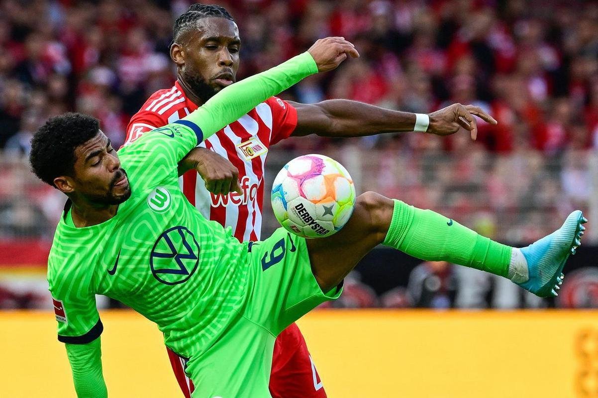 Paulo Otvio, lateral-esquerdo do Wolfsburg (Alemanha) - contrato at 30/06/2023
