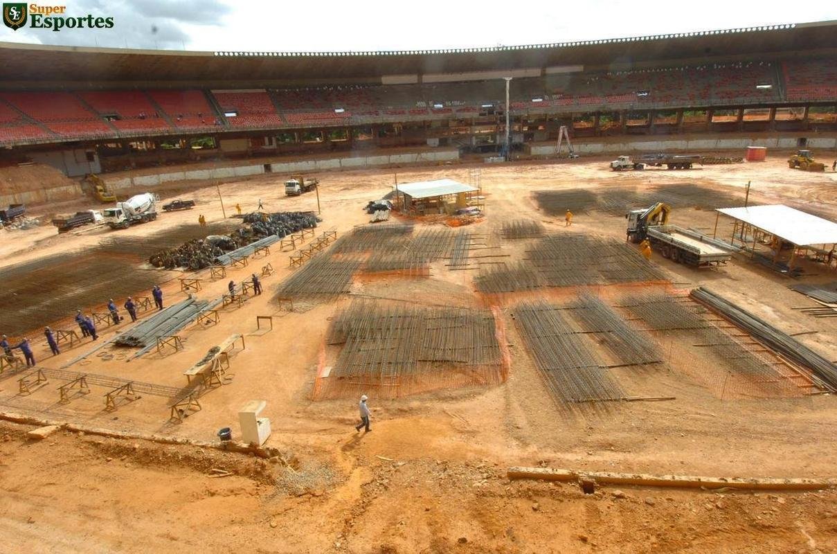 28/04/2011 - Intensificadas obras de demolio internas e rebaixamento do nvel do campo