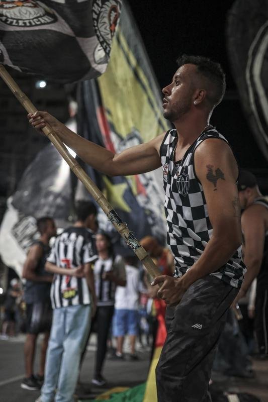 Torcedores do Atltico fizeram viglia em comemorao ao aniversrio de 114 anos do clube, na madrugada desta sexta-feira, na porta da sede de Lourdes