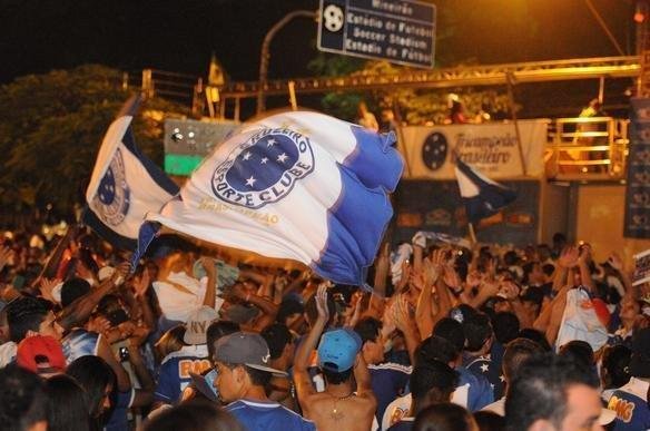 O jogo entre Cruzeiro e Bahia, no Mineiro, foi marcado no somente pela entrega do trofu ao campeo brasileiro, mas tambm por diversas confuses. Integrantes de duas torcidas organizadas entraram em confronto violento do lado de fora do estdio. A Polcia Militar agiu rpido e teve muito trabalho para conter os vndalos. Foi, inclusive, formado um bloqueio com o intuito de evitar mais problemas. Os cruzeirenses que aparecem na galeria de imagens registradas pelo reprter fotogrfico Marcos Vieira esto protegidos pelo cerco, pois no se envolveram em brigas e estavam apenas se retirando do local.
