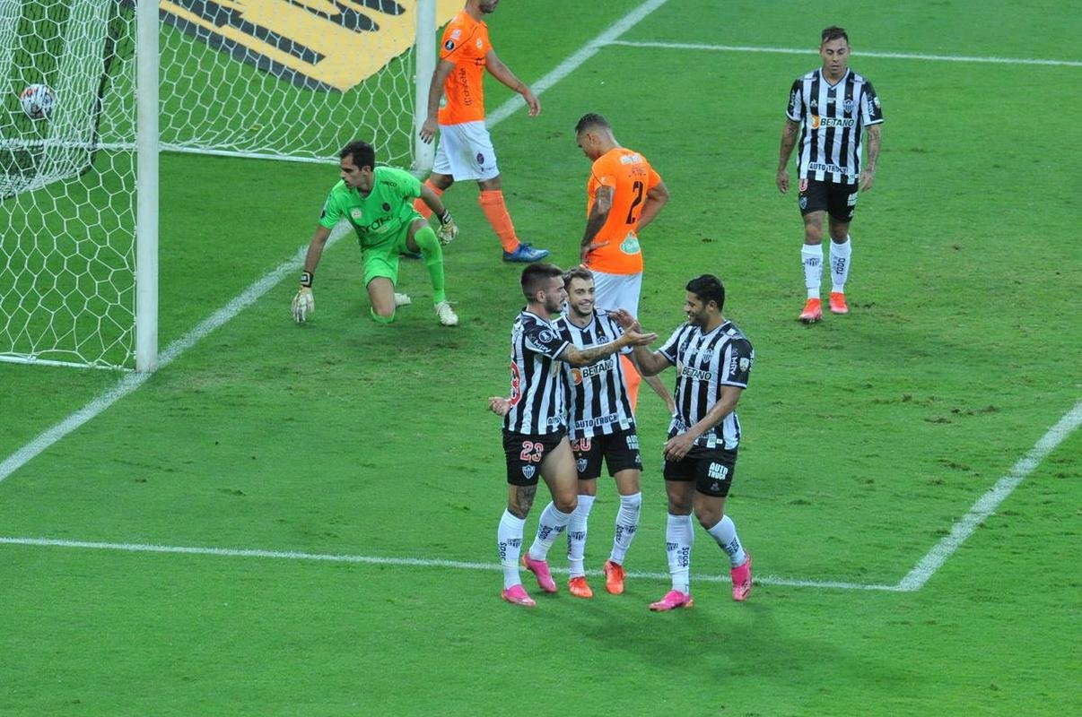 Fotos do gol de Nathan, do Atltico, sobre o La Guaira, no Mineiro: 4 a 0