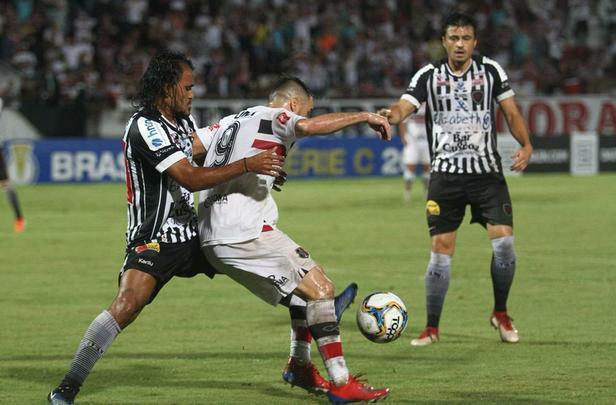Santa Cruz e Botafogo-PB se enfrentaram pela 12ª rodada da Série C do Campeonato Brasileiro para se manterem na briga pelo G4