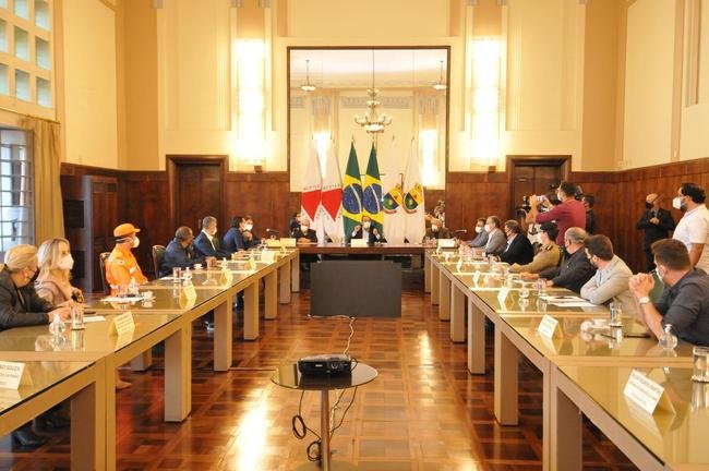 Reunio entre a Prefeitura de Belo Horizonte definiu a liberao de 30% de pblico nos jogos de Amrica, Atltico e Cruzeiro. Agora, para atuar diante de suas torcidas, os clubes precisam ter o aval das confederaes. No momento, apenas a Conmebol autorizou partidas com torcida na Copa Libertadores e na Copa Sul-Americana. A CBF ainda no permitiu em duelos do Campeonato Brasileiro.