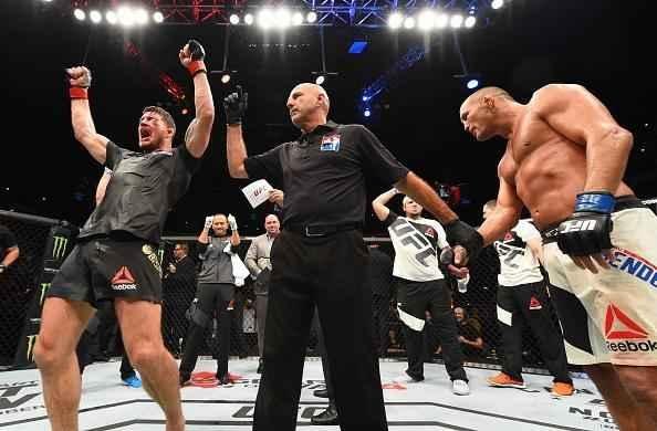 Na luta principal do UFC 204, em Manchester, Michael Bisping supera Dan Henderson em polêmica decisão unânime dos juízes e tem sucesso na primeira defesa de cinturão do peso médio