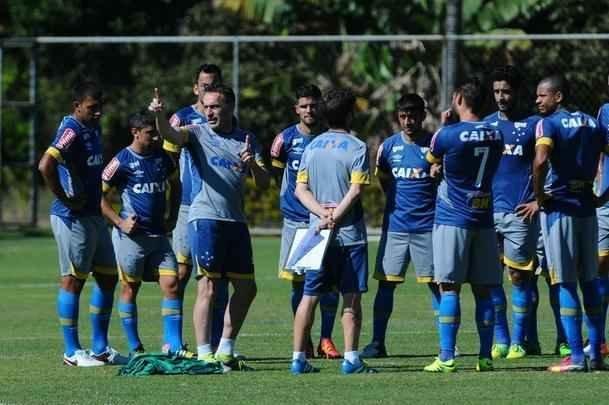 Com Rafael Sobis, Ramn bila e Edimar em campo, reservas do Cruzeiro treinaram com bola na manh desta segunda-feira, na Toca da Raposa II. Titulares realizaram atividade regenerativa (Euler Junior/EM D.A Press)