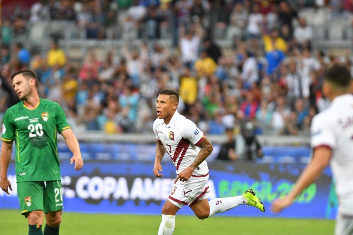 Imagens da partida entre Bolvia e Venezuela