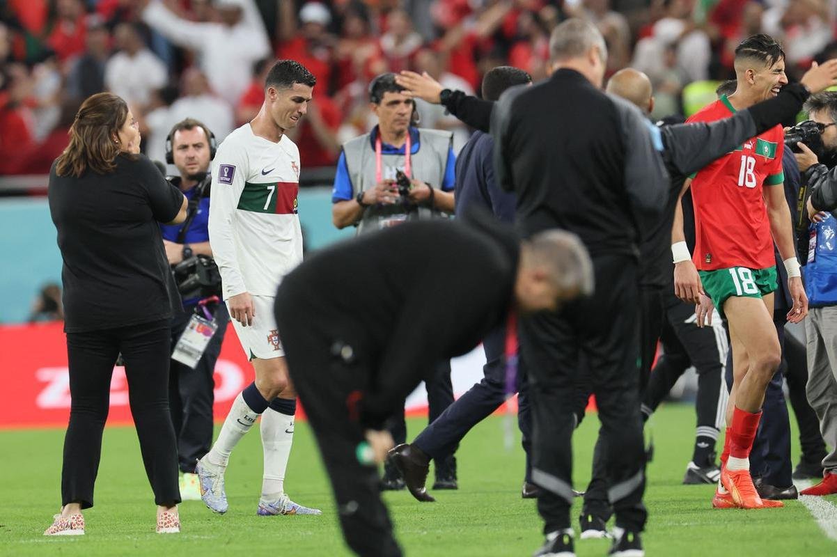 Cristiano Ronaldo chorou muito ao deixar o gramado aps a eliminao de Portugal diante de Marrocos