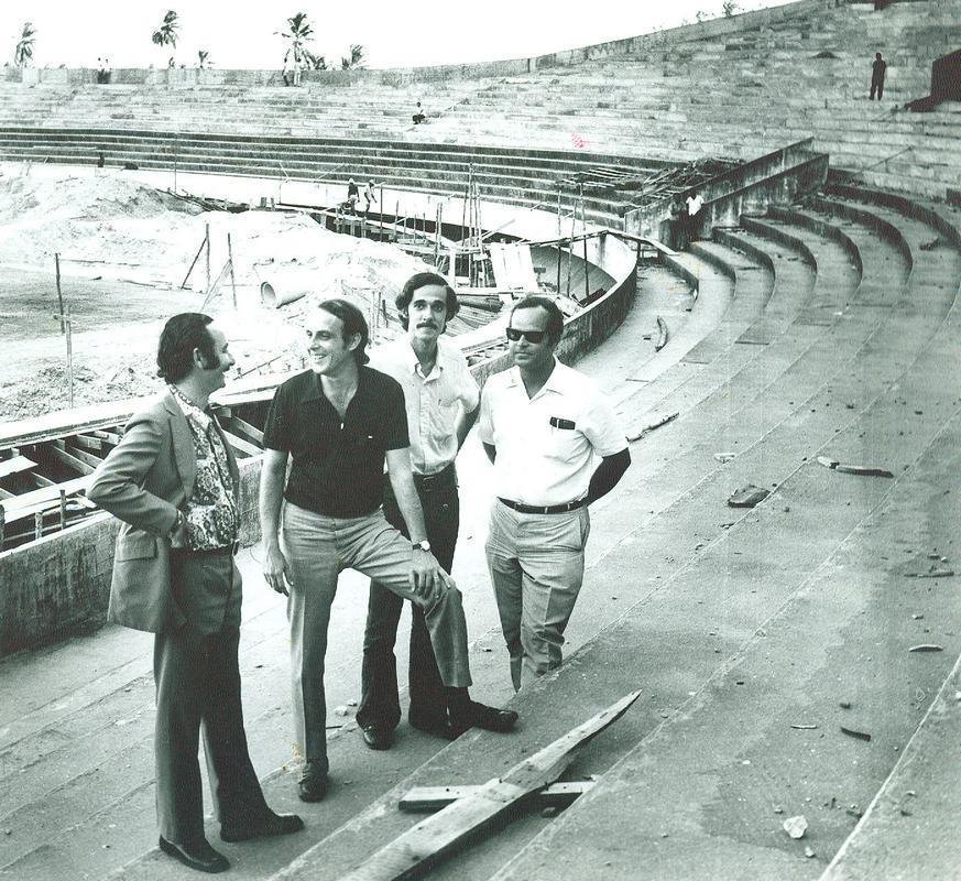 Ainda em 1971 as obras de expansão tiveram início, avançando nos diferentes setores do estádio. Na foto, os quatro engenheiros responsáveis pela obra.