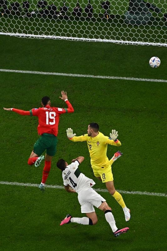 Fotos do gol de Youssef En-Nesyri, de Marrocos, sobre Portugal, pelas quartas de final da Copa do Mundo de 2022, no Catar
