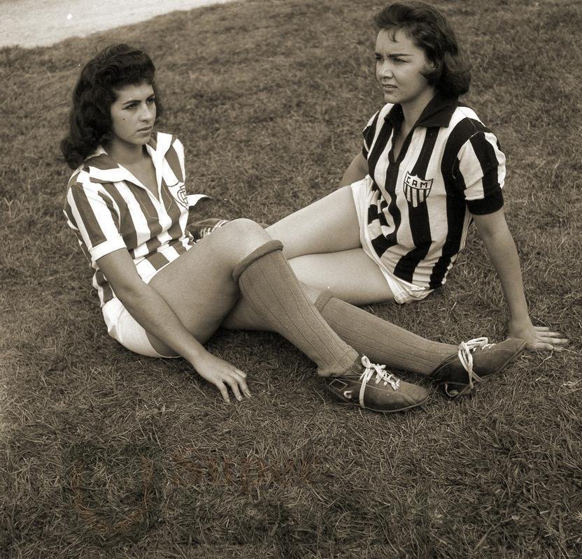 Para promoo do clssico, Mirna, do Amrica, e Marielza, do Atletico, fizeram uma sesso de fotos