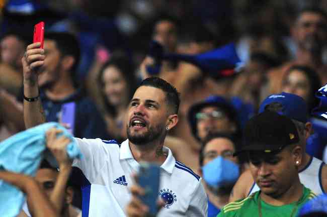 Criança que pediu comida para PM ganha ingressos para jogo do Cruzeiro no  Mineirão - Lance!