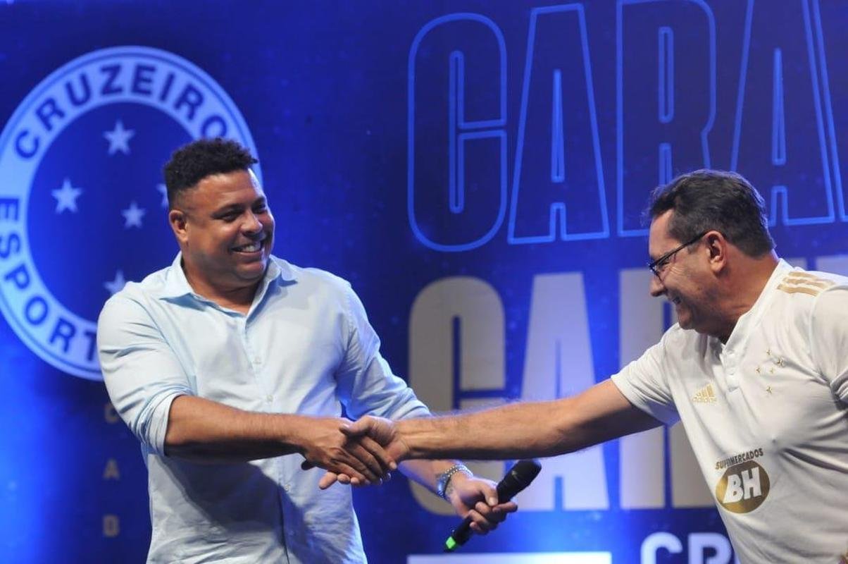 Ronaldo levou cruzeirenses de Conselheiro Lafaiete ao delrio ao participar da Caravana do Cruzeiro nesta quarta-feira (26). Fenmeno esteve acompanhado no palco de Pedro Loureno, patrocinador do clube, e ganhou msica nova produzida pelo rapper Das Quebradas