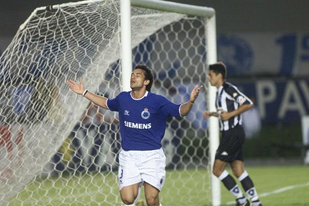 Fred em ação pelo Cruzeiro entre 2004 e 2005