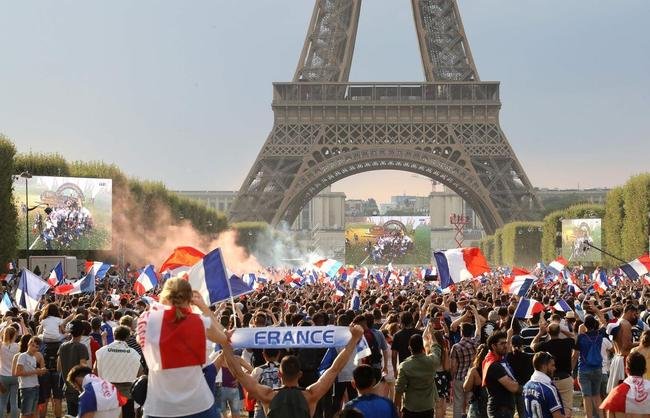 Torcedores franceses tomaram principais pontos tur�sticos e avenidas de Paris para celebrar o bi mundial