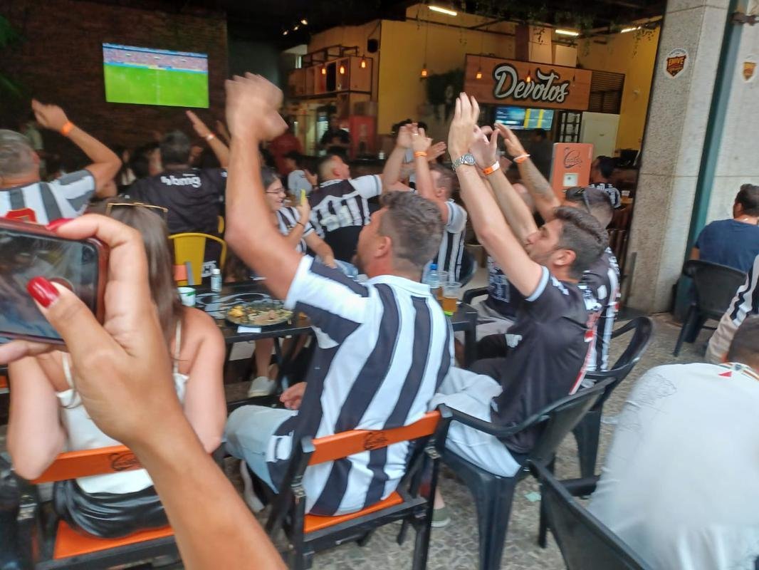 No Bar Devotos, em BH, torcedores do Atltico comemoram o gol de empate marcado por Hulk na final da Supercopa do Brasil, diante do Flamengo: 2 a 2.
