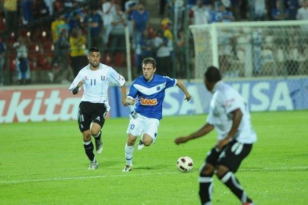 2011 - Copa Libertadores - Cruzeiro foi eliminado nas oitavas de final ao ser derrotado pelo Once Caldas-COL. Imagem da partida diante dos colombianos, na Arena do Jacaré, em Sete Lagoas