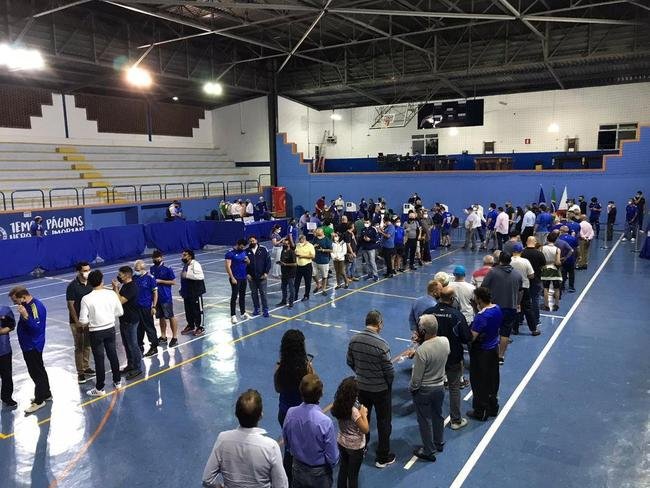 Conselheiros e associados do Cruzeiro durante votao de mudana do Estatuto do clube. Assembleia geral autorizou venda de at 90% das aes da SAF para investidores. Houve festa dos cruzeirenses no Parque Esportivo do Barro Preto, em BH, devido  possibilidade de chegada de recursos para tornar o futebol mais competitivo a partir de 2022.