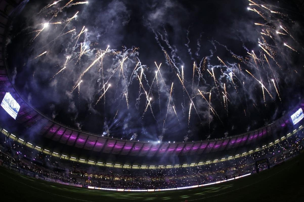 Mineiro teve show de luzes e iluminao especial antes do jogo entre Cruzeiro e Ituano pela Srie B do Campeonato Brasileiro. Estdio aderiu  campanha Outubro Rosa, de conscientizao da sociedade para a preveno do cncer de mama. Houve ainda espetculo com fogos e aes de patrocinadores do clube na esplanada para o torcedor, que festejou com o time o ttulo da Srie B do Brasileiro