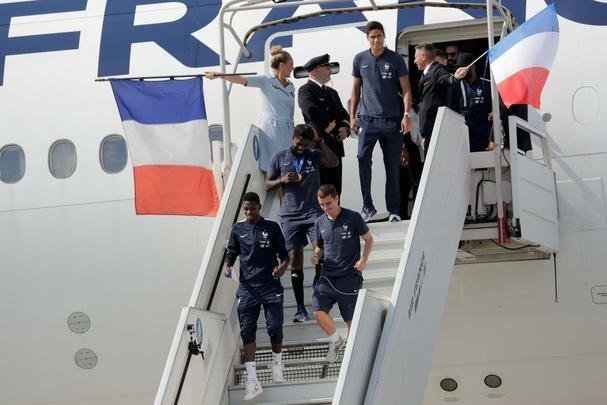 Aps conquistar o ttulo de campe do mundo, Seleo da Frana volta para casa e  recebida com festa no aeroporto de Paris