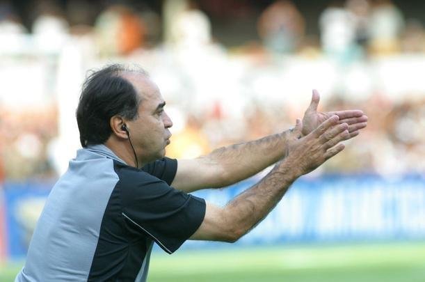 Marcelo Oliveira voltou a comandar o Atltico num clssico no dia 12 de outubro de 2003. O time alvinegro perdeu por 1 a 0, em jogo vlido pela 36 rodada do Campeonato Brasileiro. O treinador comeou como interino, mas foi efetivado em 13 de agosto.