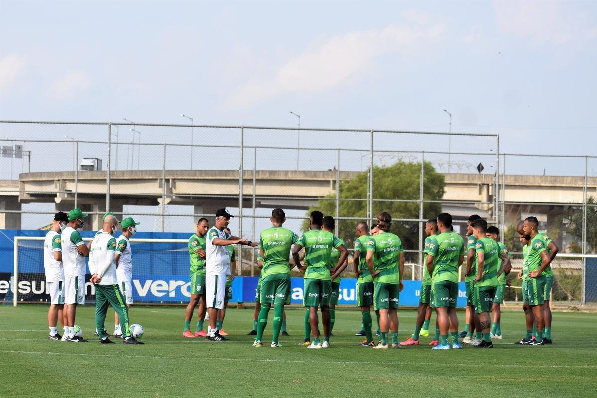 Nesta tera-feira, no CT do Grmio, em Porto Alegre, Lisca comandou atividades leves com bola e concluiu preparao do Amrica para o duelo contra o Internacional, pelas quartas de final da Copa do Brasil. Partida ser realizada nesta quarta-feira, s 21h30, no Beira-Rio.