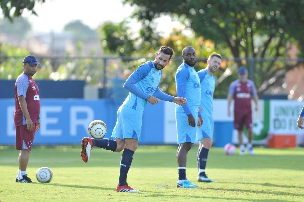 Jogadores do Cruzeiro durante treino desta sexta-feira na Toca da Raposa II