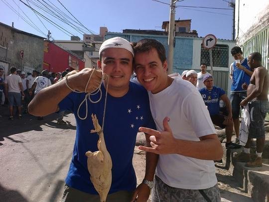 Torcedores do Cruzeiro na chegada ao Independncia (Rua Ismnia Tunes, no Horto)