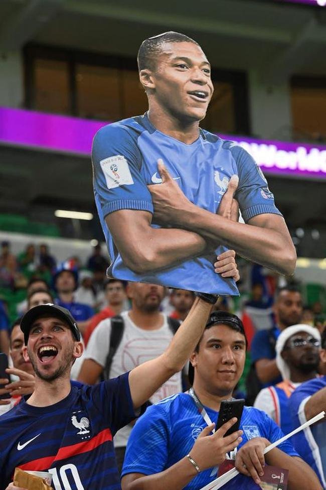 Torcedores no Estdio Al Thumama, em Doha, para o duelo entre Frana e Polnia, pelas oitavas de final da Copa do Mundo.