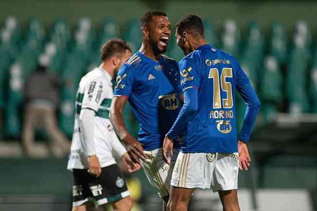 Thiago e Adriano tiveram grande noite em vitria do Cruzeiro sobre o Coxa